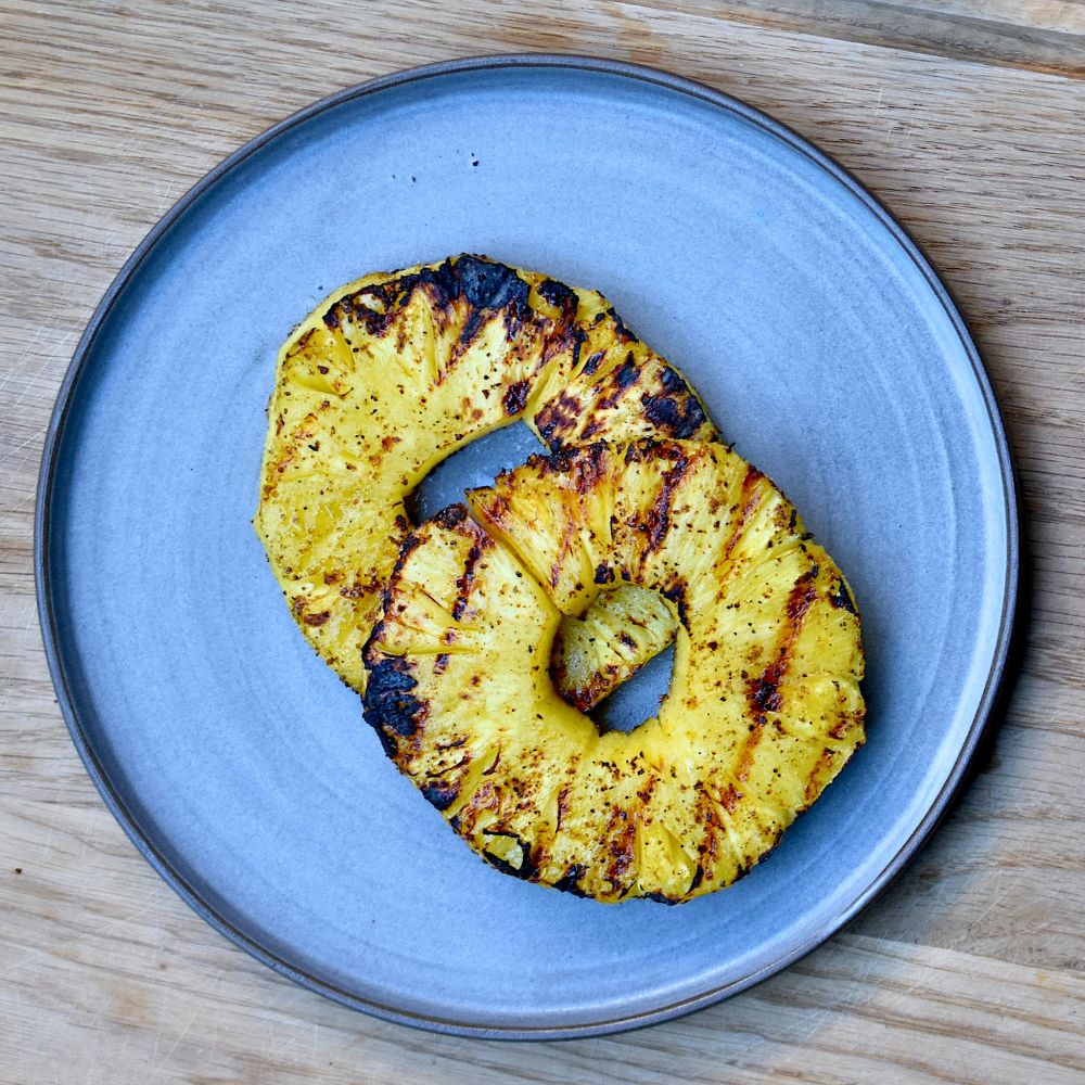 gegrillte Ananasscheiben auf Teller mit Java Pfeffer