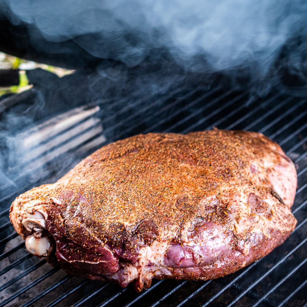 Wildschweinkeule ganz auf Grill mit Marinade und Classic Roast Rub