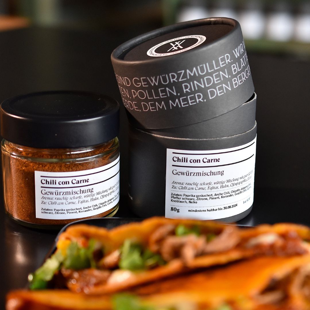 Chili con carne – Gewürzglas mit Gewürzdose daneben