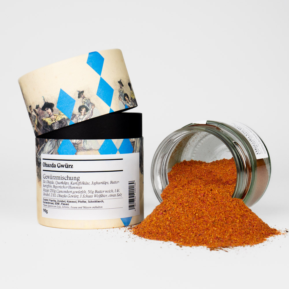 Obazda Gewürz – offenes Gewürzglas mit Gewürzdose im bayerischen Design daneben