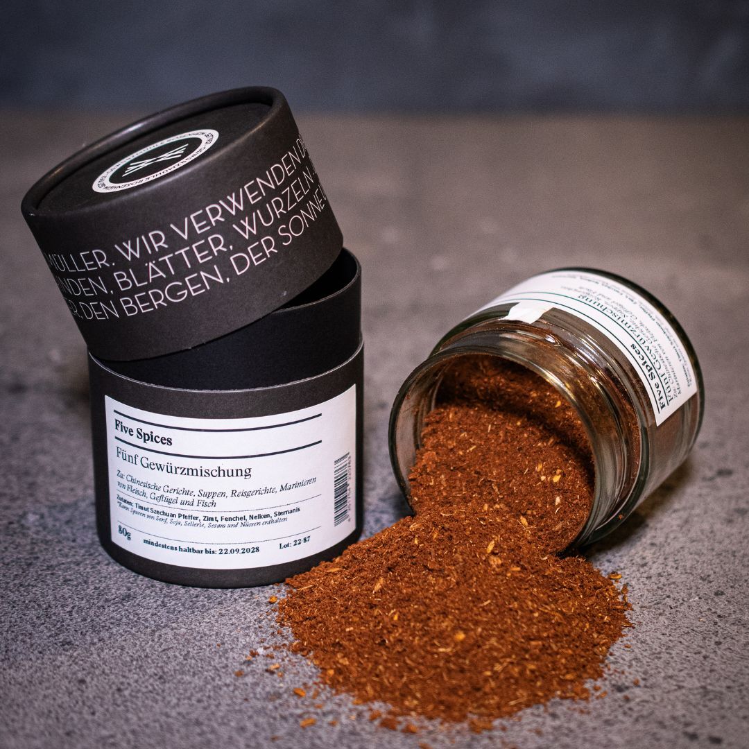 Fünf-Gewürze-Pulver / Five Spice – offenes Gewürzglas mit Gewürzdose daneben