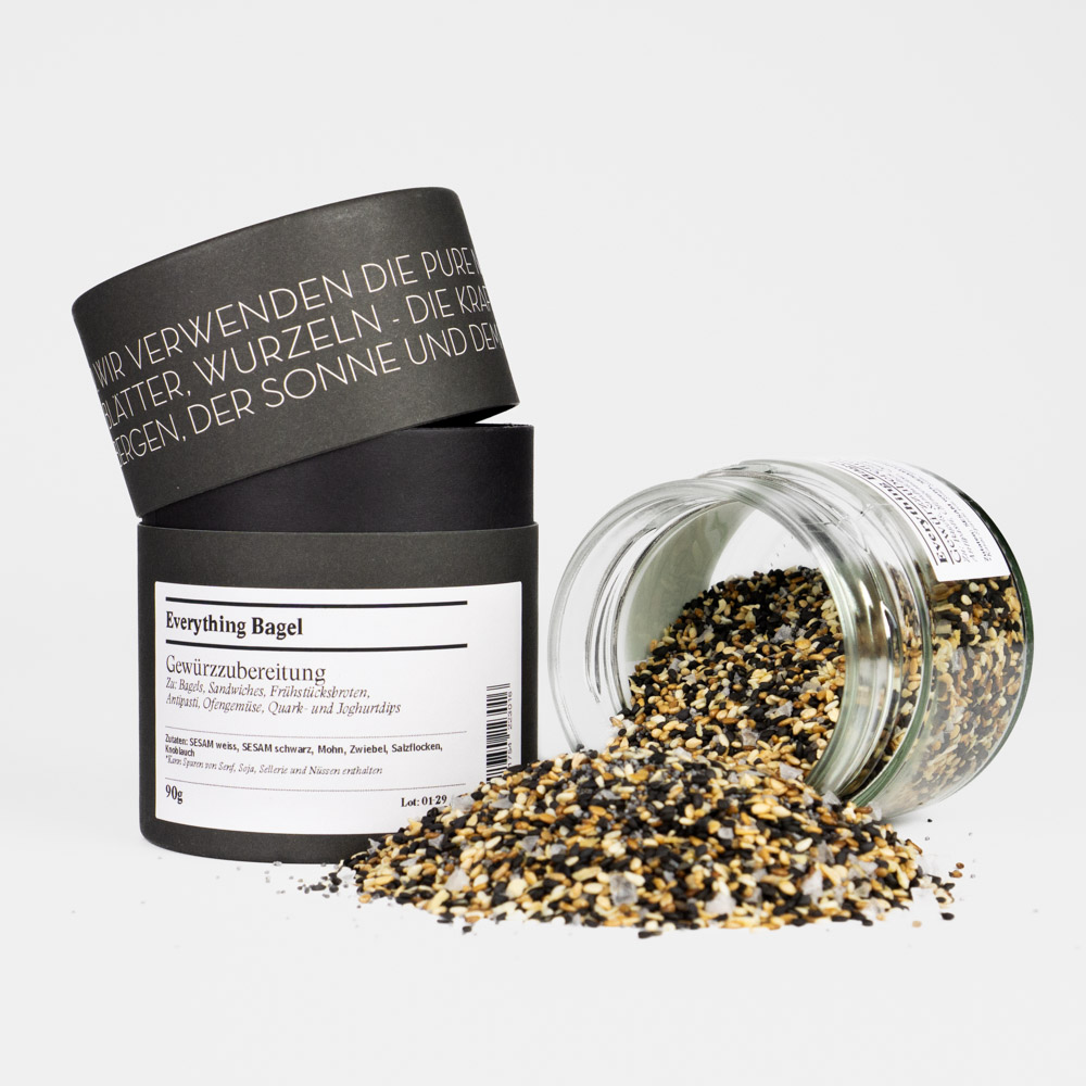 Everything Bagel Gewürzmischung – offenes Gewürzglas mit Gewürzdose daneben