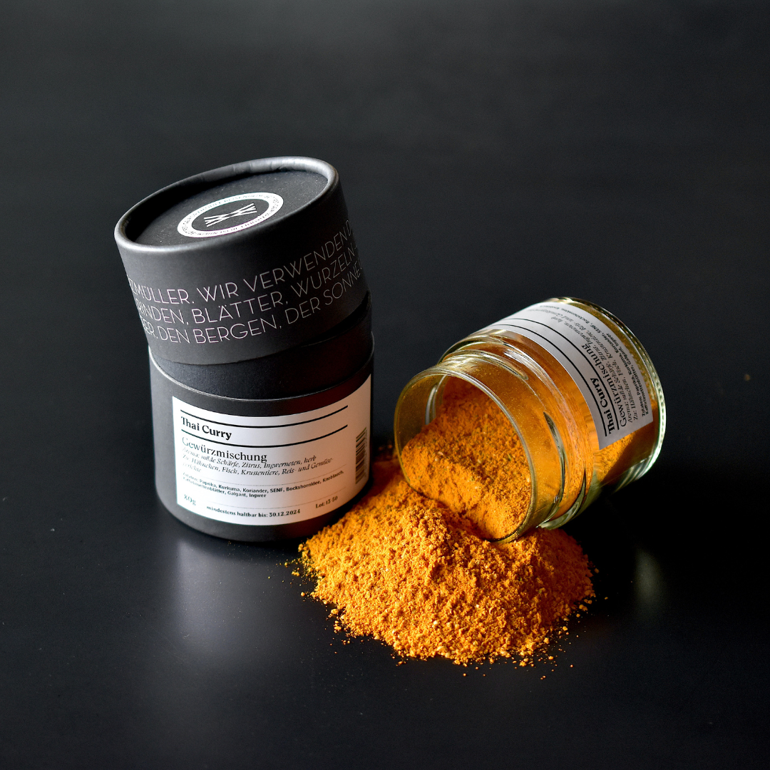 Thai Curry – offenes Gewürzglas mit Gewürzdose daneben