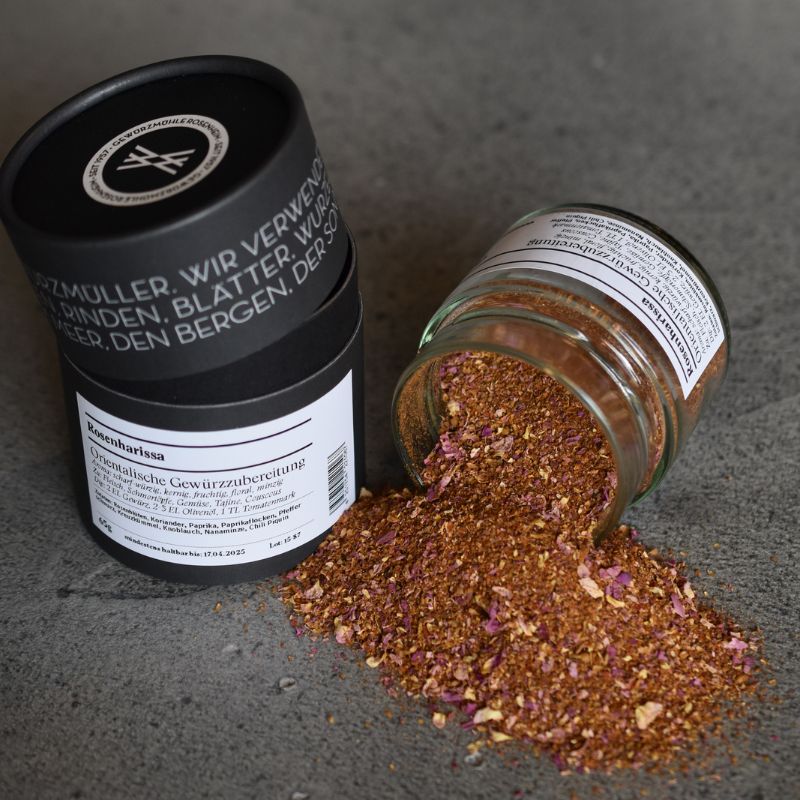 Rosenharissa – offenes Gewürzglas mit Gewürzdose daneben
