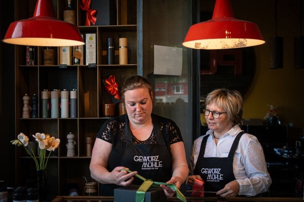 Lydia und Bernie beim Geschenkeverpacken Bad Endorf