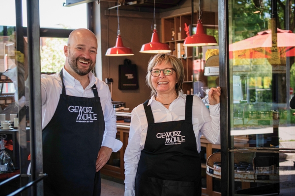 Gewürzmüller Simon Mendel (links) und rechte Hand Lydia Seidinger im Gewürzladen in Bad Endorf.