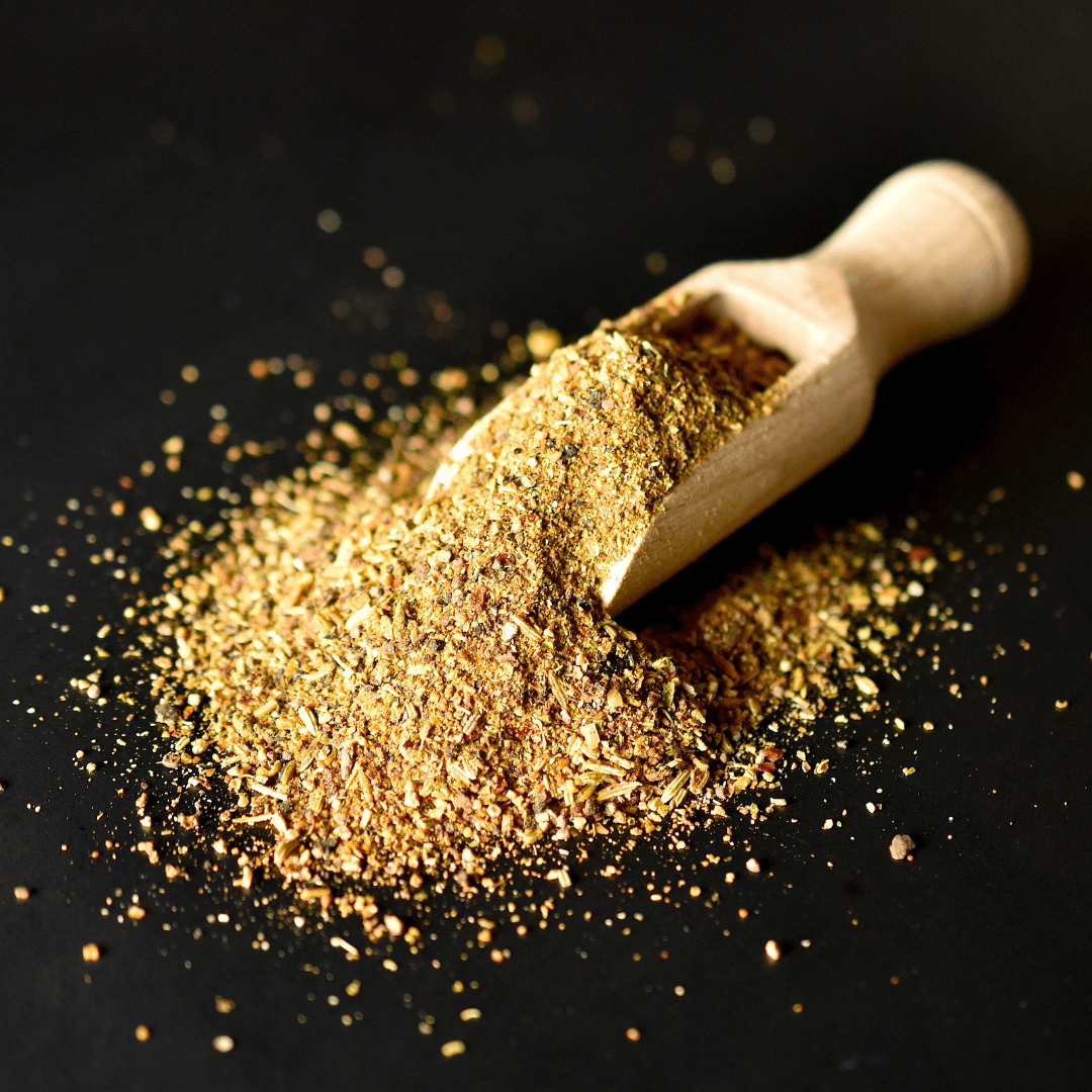 Salsiccia al Finocchio, geröstet, auf Holzschaufel auf dunklem Untergrund