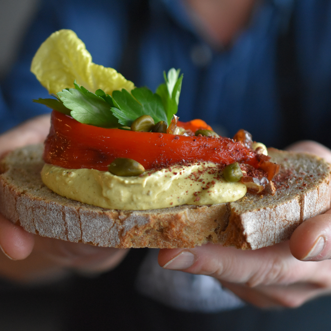 Dattel Creme auf einem Brot gestrichen, gewürzt mit Orient Curry