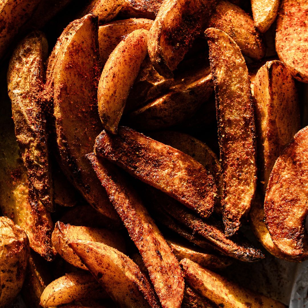 Nahaufnahme einer Portion Wedges mit Pommes und Wedgesgewürz aus der Gewürzmühle Rosenheim.
