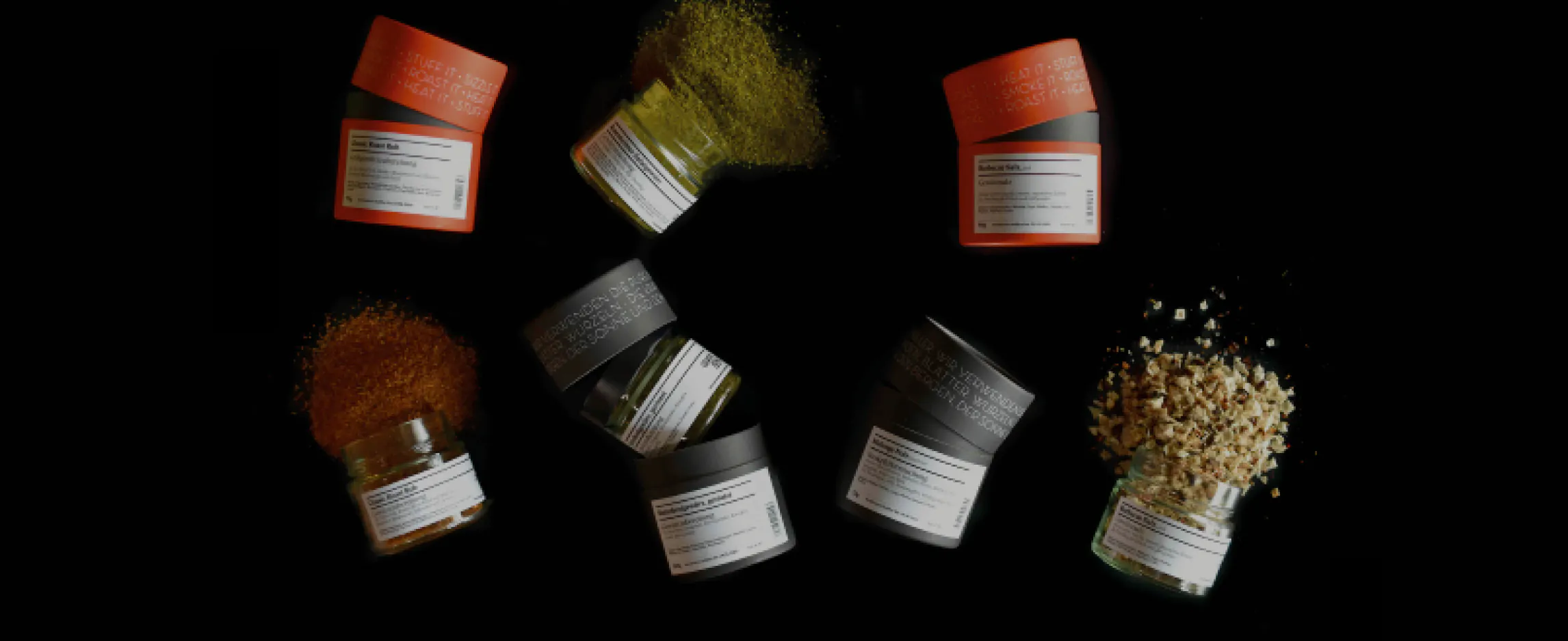 Gewürze auf schwarzem Hintergrund