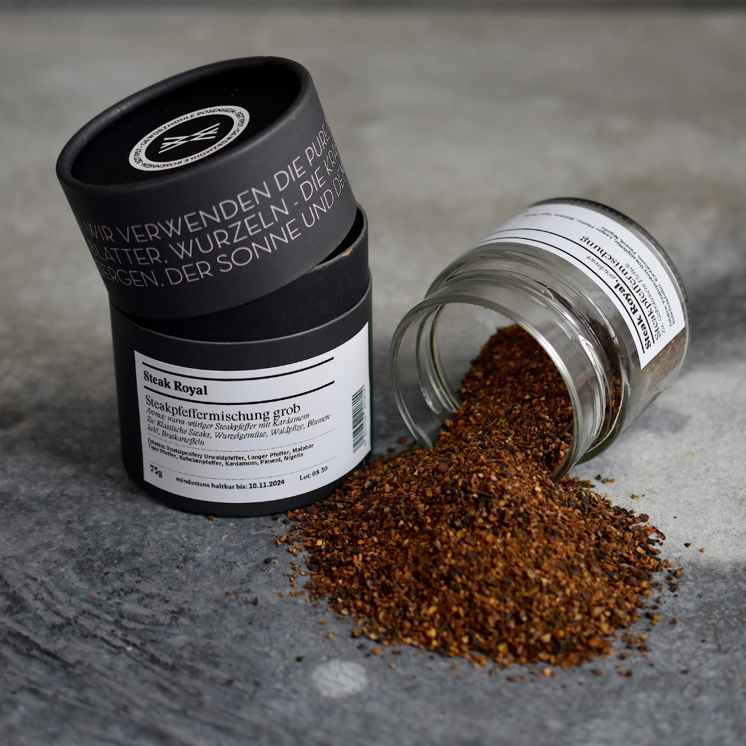 Steak Royal – offenes Gewürzglas mit Gewürzdose daneben