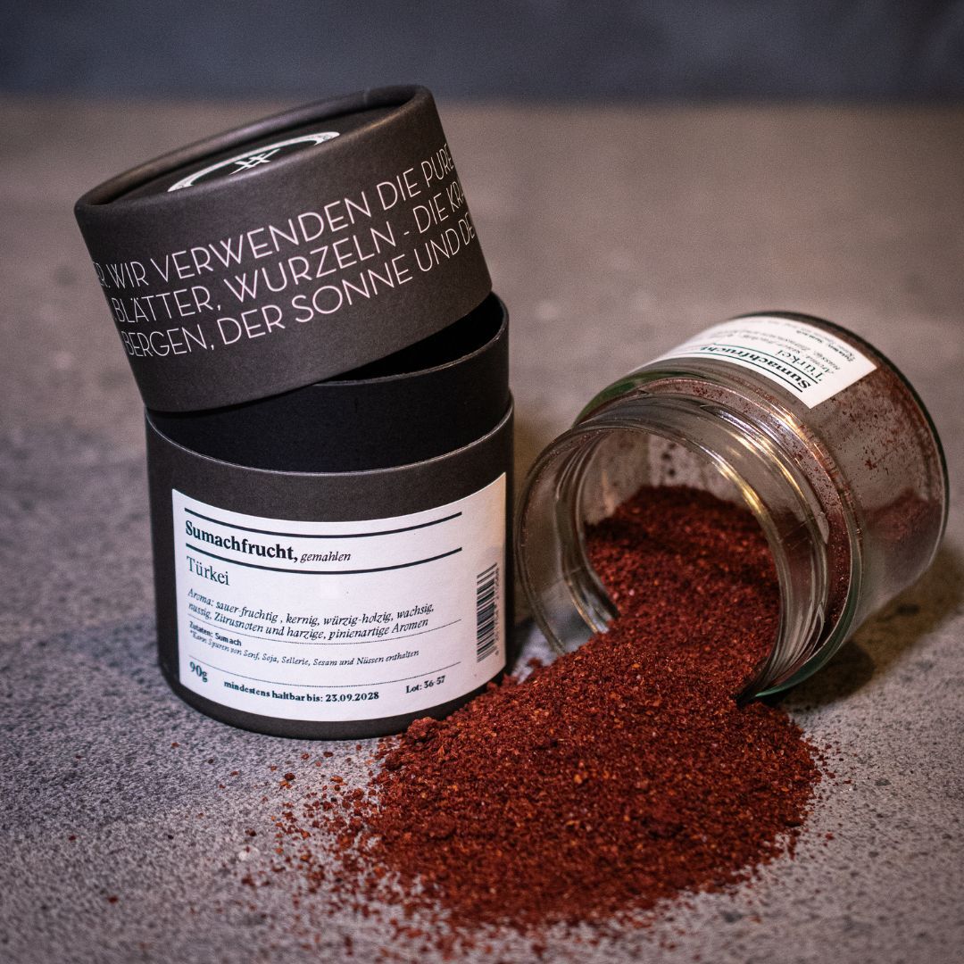 Sumach – offenes Gewürzglas mit Gewürzdose daneben