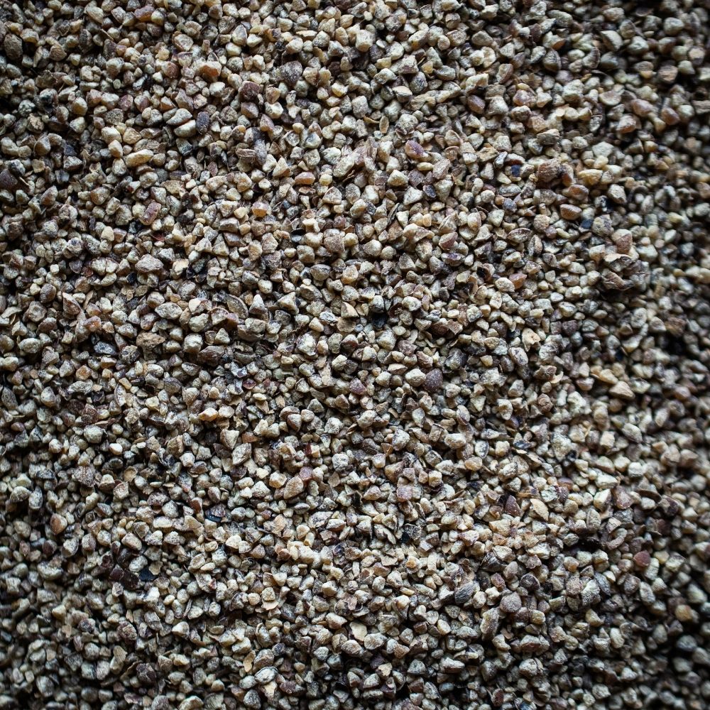 Detailaufnahme Weisser Muntok Pfeffer, Indonesien, geschrotet (2)