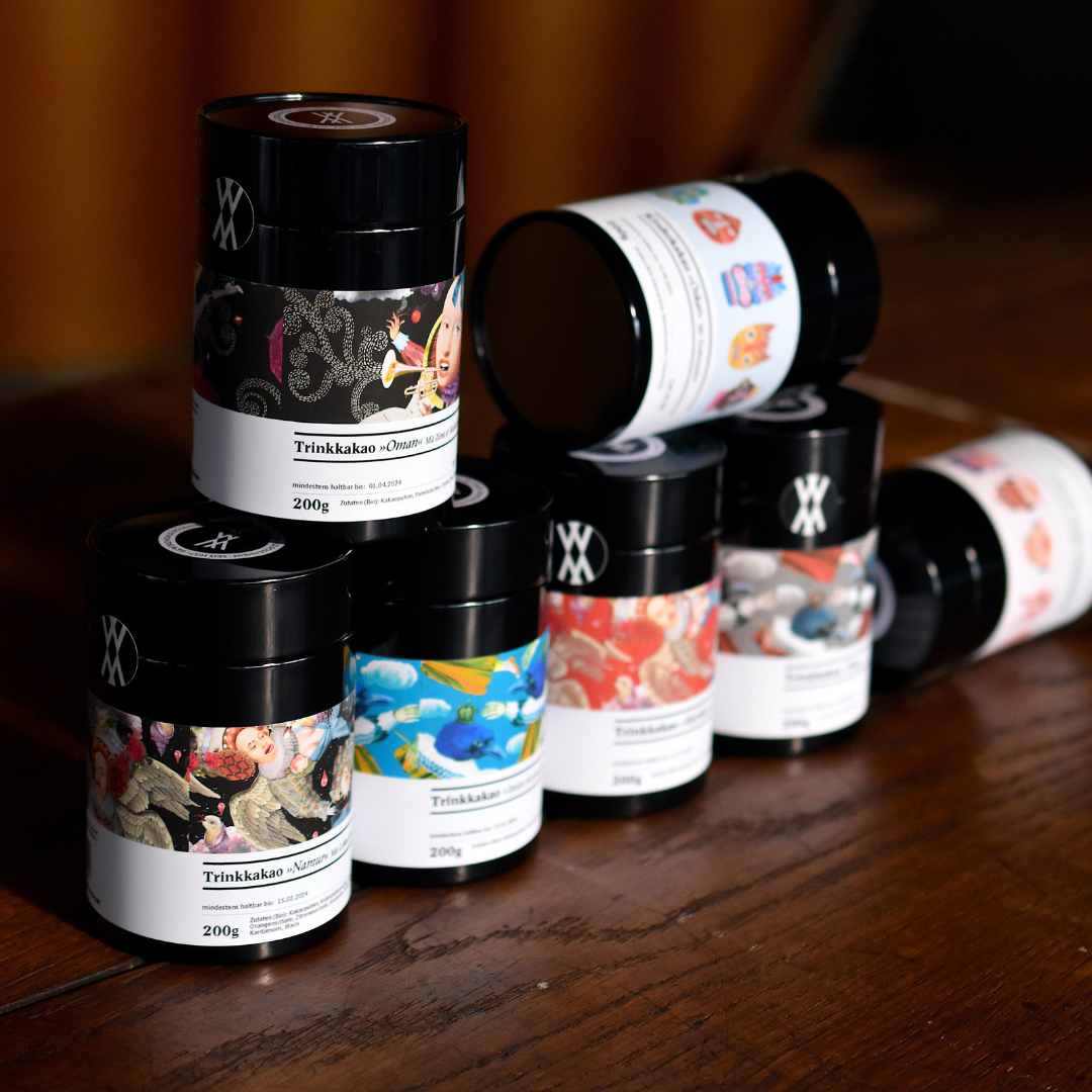 Sieben aufeinandergestapelte Kakao Dosen