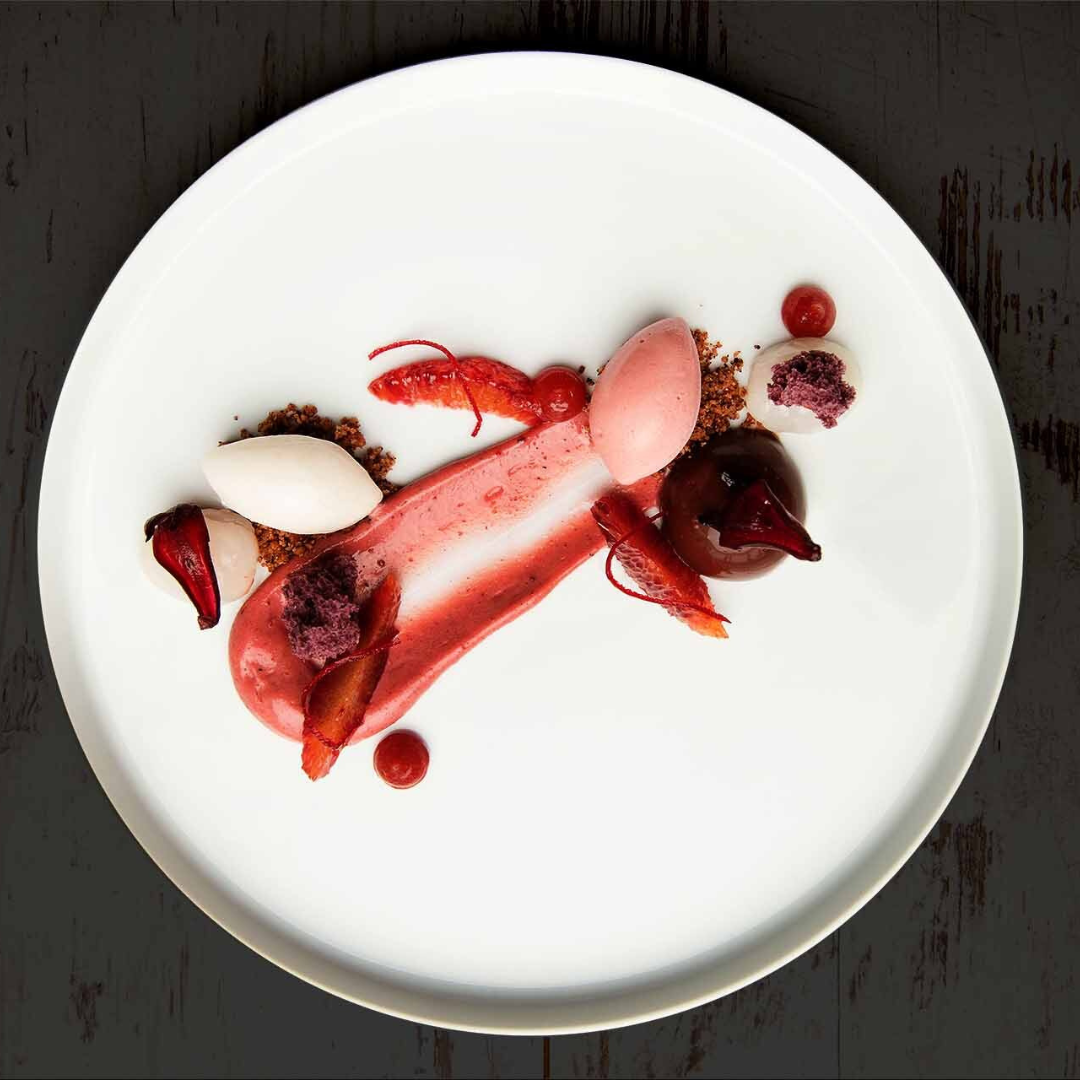 Gericht von Nils Henkel mit Lila Hibiskusblütensalz, Flocken