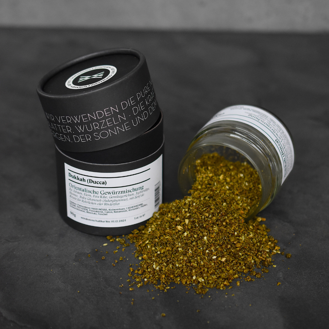 Dukkah – offenes Gewürzglas mit Gewürzdose daneben