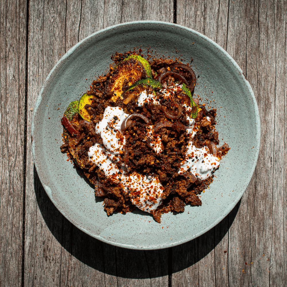 Hier siehst du ein gericht mit zucchini, Hackfleisch, Zwiebel & Joghurt + dem Seasoning